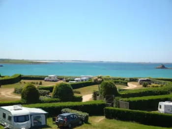 Stellplatz - Stellplatz + Fahrzeug - CAMPING DES ABERS