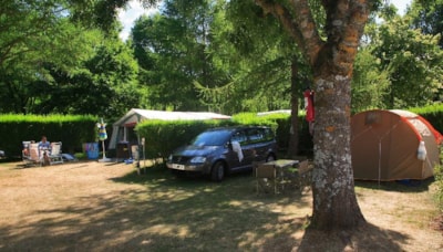 Comfort pitch: car + tent/caravan or motorhome + electricity