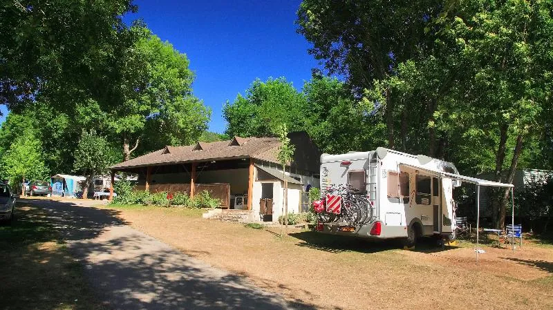 Emplacement Confort : Voiture + Tente/Caravane Ou Camping-Car + Électricité