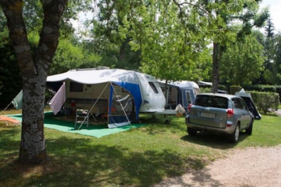 Comfort pitch: car + tent/caravan or motorhome + electricity