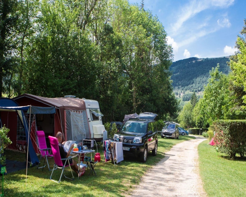 Emplacement Forfait Standard (tente, caravane, camping-car) + véhicule sans électricité