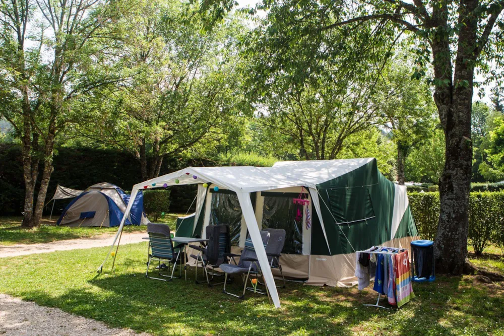 Standplaats: auto + tent/caravan of kampeerauto + elektriciteit