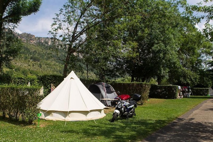 Emplacement Forfait Standard (Tente, Caravane, Camping-Car) + Véhicule Sans Électricité