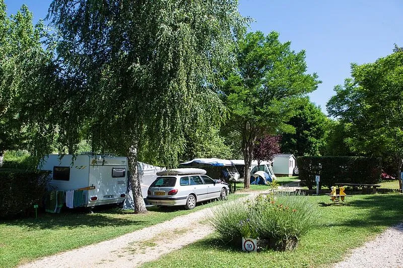 Emplacement Forfait Standard (Tente, Caravane, Camping-Car) + Véhicule Sans Électricité