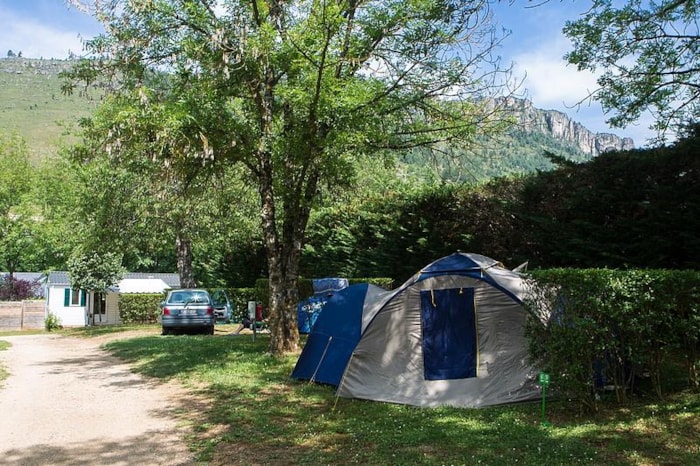 Emplacement Forfait Standard (Tente, Caravane, Camping-Car) + Véhicule Sans Électricité
