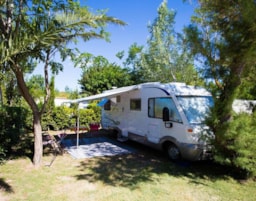 Kampeerplaats(en) - Basisprijs Comfortplaats (1 Tent, Caravan Of Camper / 1 Auto / Elektriciteit 10A) - Camping Neptune