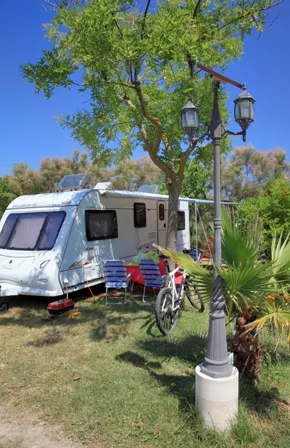 Stellplatz - Forfait Confort 2 Personnes Bis 100M² - Camping Neptune
