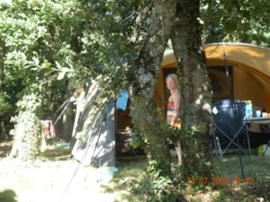 Emplacement - Premium Pitch with electricity (place 100m ² : 1 tent or caravan + 1 car or motorhome) - Camping Bel'époque du Pilat