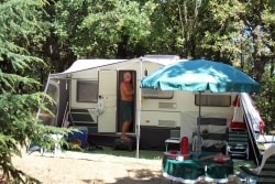 Premium Pitch with electricity (place 100m ² : 1 tent or caravan + 1 car or motorhome) — 2