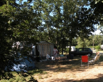 Nature Pitch (place 100m ² : 1 tent or 1 caravan + 1 car or 1 motorhome) — 8