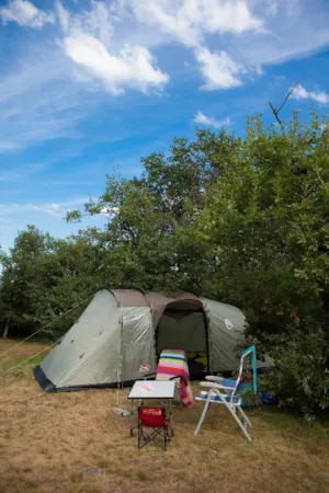 Emplacement - Nature Pitch (place 100m ² : 1 tent or 1 caravan + 1 car or 1 motorhome) - Camping Bel'époque du Pilat