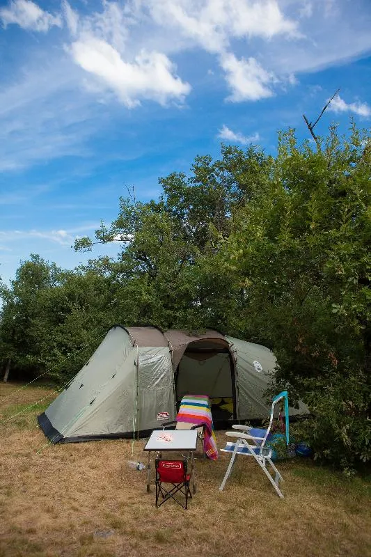 Nature Pitch (place 100m ² : 1 tent or 1 caravan + 1 car or 1 motorhome)