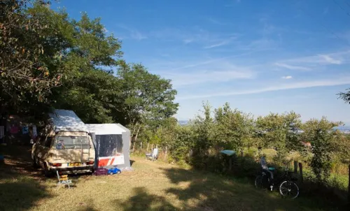 Pitch - Premium Pitch With Electricity (Place 100M ² : 1 Tent Or Caravan + 1 Car Or Motorhome) - image n°4 - Camping Bel'époque du Pilat