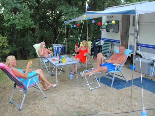 Pitch - Premium Pitch With Electricity (Place 100M ² : 1 Tent Or Caravan + 1 Car Or Motorhome) - image n°5 - Camping Bel'époque du Pilat
