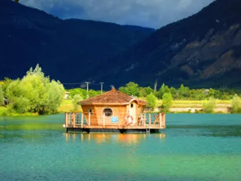 Mietunterkunft - Ciela Floating Cabin – 1 Schlafzimmer (Ohne Badezimmer) - Camping Le Lac Bleu