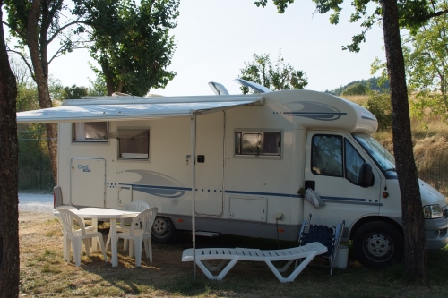 Kampeerplaats - Standplaats Comfort (Voertuig, Tent Of Caravan Of Kampeerauto, Met Elektra 6A) - Camping le Lac Bleu