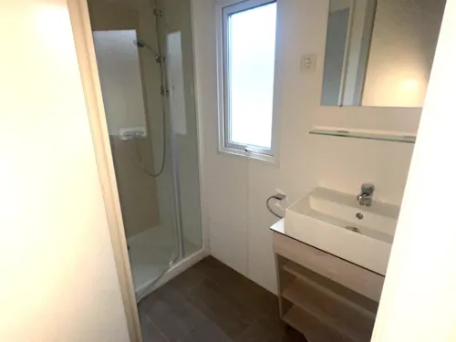 Accommodation - Ciela Confort Mobile Home - 2 Bedrooms - 2 Bathrooms - Lake View - image n°8 - Camping Le Lac Bleu