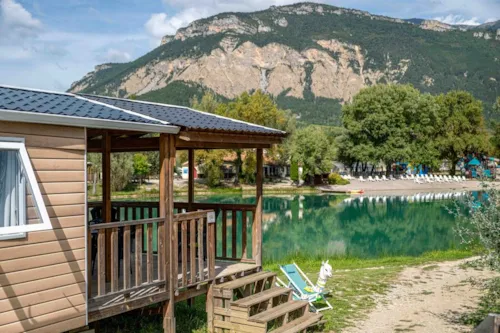 Accommodation - Ciela Confort Bay Mobile Home - 2 Bedrooms - Lake View - image n°2 - Camping Le Lac Bleu
