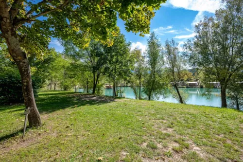 Pitch - Confort Pitch Package - Lake View - image n°1 - Camping Le Lac Bleu