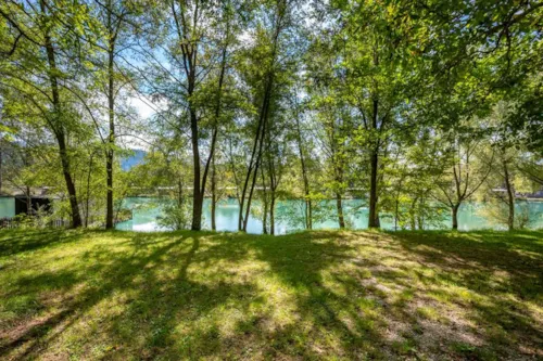 Pitch - Confort Pitch Package - Lake View - image n°2 - Camping Le Lac Bleu