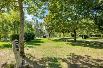 Stellplatz - Stellplatz Confort Große Größe - Camping Le Lac Bleu