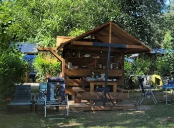Stellplatz - Stellplatzpaket Privilege Mit Sanitär- Und Essbereich, Küche - Samstag - Camping Le Moulin de Serre