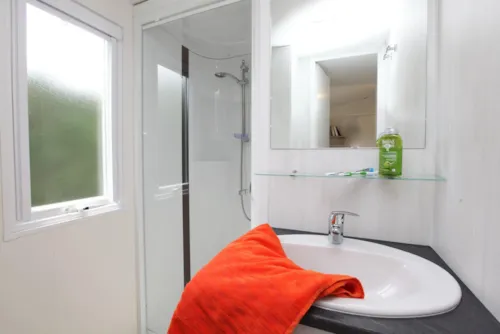Huuraccommodatie(s) - Stacaravan Olivier - 40M² - 2 Slaapkamers - Overdekt Terras - Airconditioning - image n°5 - Camping Les Coudoulets