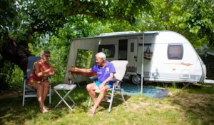 Emplacement - Standplaats "Confort" - 80/90m² - met water, afvoer van afvalwater en elektriciteit (16A) - Camping Les Coudoulets