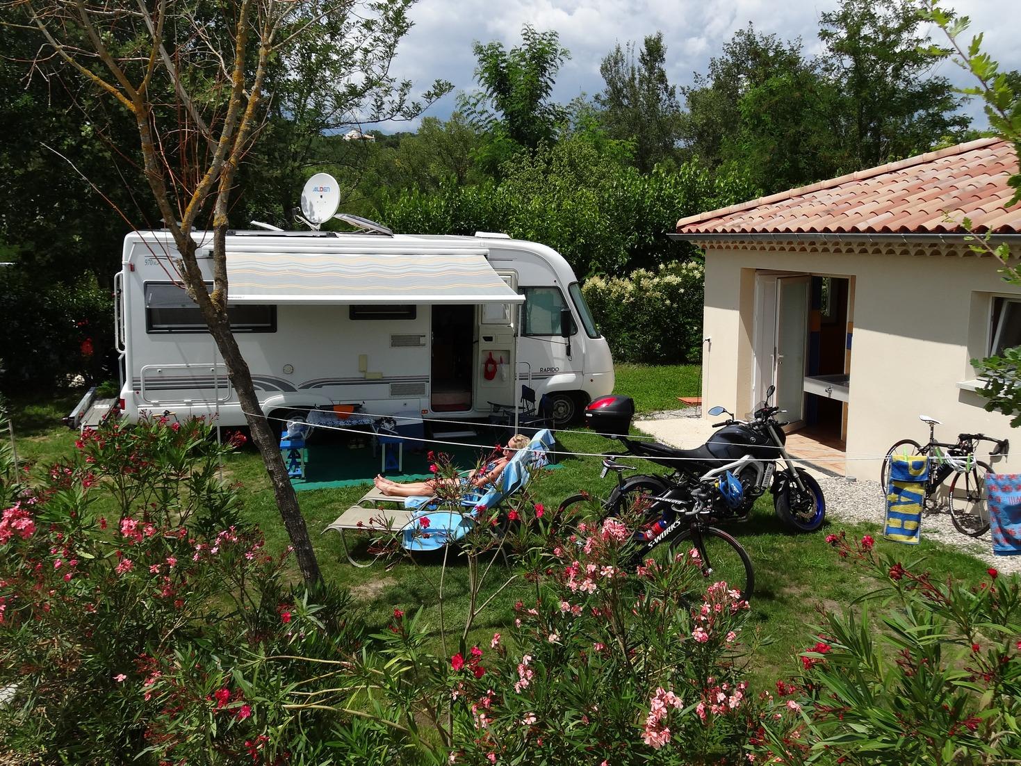 Kampeerplaats - Staanplaats - 100M² - Privé Sanitair -  Auto Op Standplaats - Camping Les Coudoulets