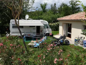 Emplacement - Staanplaats - 100m² - privé sanitair -  auto op standplaats - Camping Les Coudoulets