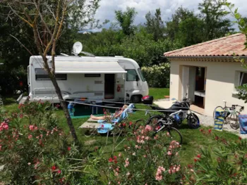 Stellplatz - Stellplatz 100 M² Mit Privatem Sanitär - Camping Les Coudoulets