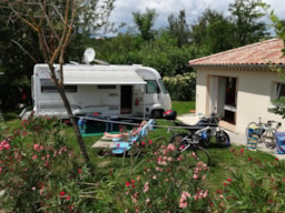 Kampeerplaats(en) - Staanplaats - 100M² - Privé Sanitair -  Auto Op Standplaats - Camping Les Coudoulets