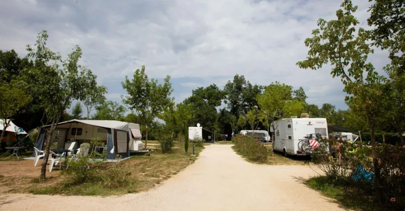 Emplacement 100M² Avec Sanitaire Privatif À 20M