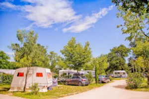 Emplacement - Standplaats - 90/110m² - met water, afvoer van afvalwater en elektriciteit (16A) - Camping Les Coudoulets