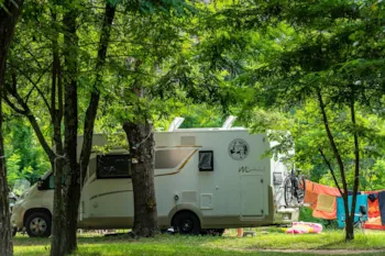 Stellplatz - Extra Grosser Stellplatz Xl 150 M2,  2 Personen Inklusive Zelt/Wohnwagen, Auto Und Strom - Camping Domaine Arleblanc