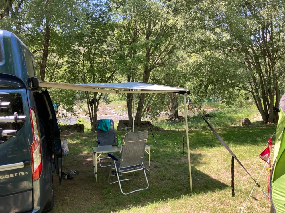 Emplacement - Emplacement Grand Large  Bord De Riviere Forfait 2 Personnes Tente Ou Caravane Voiture Elec - Camping Domaine Arleblanc
