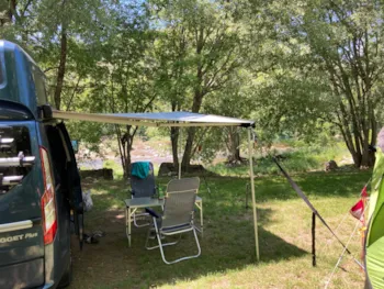 Stellplatz - Extra Grosser Stellplatz (Xl) 150M2 Am Fluss, 2 Personen , Inklusive Zelt/Wohnwagen, Auto Und Strom - Camping Domaine Arleblanc