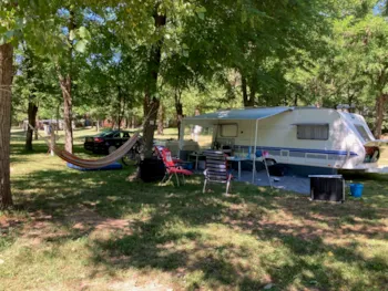 Stellplatz - Stellplatz 2 Person + Stromstärke + Fahrzeug - Camping Domaine Arleblanc