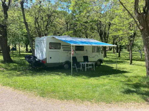 Stellplatz - Extra Grosser Stellplatz Xl 120-150 M2,  2 Personen Inklusive Zelt/Wohnwagen, Auto Und Strom - image n°1 - Camping Domaine Arleblanc