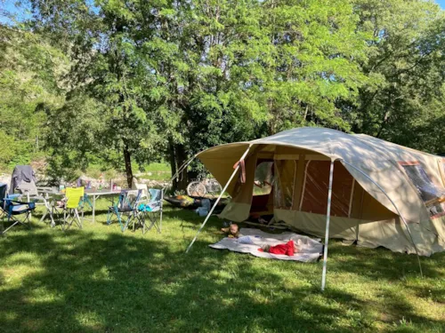 Stellplatz - Extra Grosser Stellplatz Xl 120-150 M2,  2 Personen Inklusive Zelt/Wohnwagen, Auto Und Strom - image n°2 - Camping Domaine Arleblanc