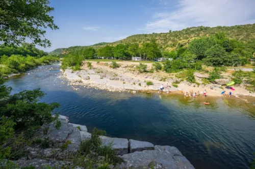 Stellplatz - Extra Grosser Stellplatz (Xl) 120-150M2 Am Fluss, 2 Personen , Auto Und Strom - image n°2 - Camping Domaine Arleblanc
