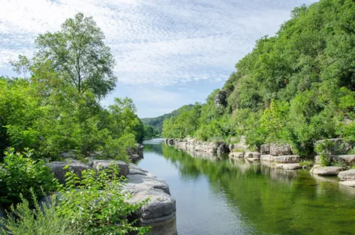 Stellplatz - Extra Grosser Stellplatz (Xl) 120-150M2 Am Fluss, 2 Personen , Auto Und Strom - image n°3 - Camping Domaine Arleblanc