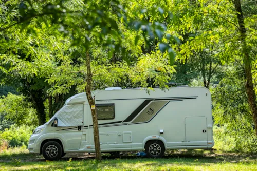 Stellplatz - Extra Grosser Stellplatz (Xl) 120-150M2 Am Fluss, 2 Personen , Auto Und Strom - image n°4 - Camping Domaine Arleblanc