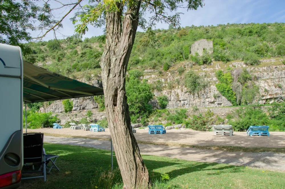 Emplacement - Emplacement Grand Large  Bord De Riviere Forfait 2 Personnes Tente Ou Caravane Voiture Elec - Camping Domaine Arleblanc