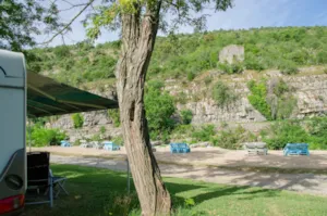 Emplacement - Emplacement Grand large bord de riviere Forfait 2 personnes voiture electricité 120-150m2 - Camping Domaine Arleblanc