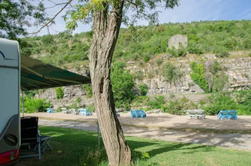 Stellplatz - Extra Grosser Stellplatz (Xl) 120-150M2 Am Fluss, 2 Personen , Auto Und Strom - image n°1 - Camping Domaine Arleblanc