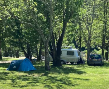 Stellplatz - Stellplatz 2 Person + Stromstärke + Fahrzeug - Camping Domaine Arleblanc