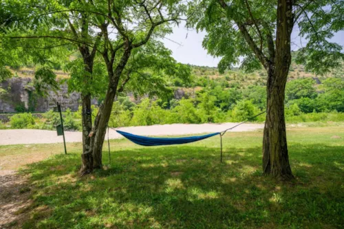 Stellplatz - Extra Grosser Stellplatz (Xl) 120-150M2 Am Fluss, 2 Personen , Auto Und Strom - image n°5 - Camping Domaine Arleblanc