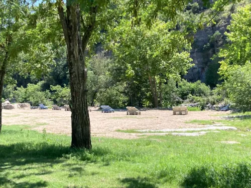 Stellplatz - Extra Grosser Stellplatz (Xl) 120-150M2 Am Fluss, 2 Personen , Auto Und Strom - image n°8 - Camping Domaine Arleblanc