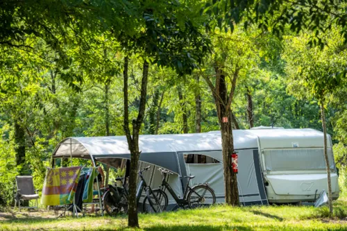 Stellplatz - Extra Grosser Stellplatz (Xl) 120-150M2 Am Fluss, 2 Personen , Auto Und Strom - image n°9 - Camping Domaine Arleblanc